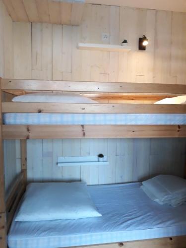 une chambre avec deux lits superposés dans une pièce dans l'établissement Studio cabine en bord de plage, à Marseillan