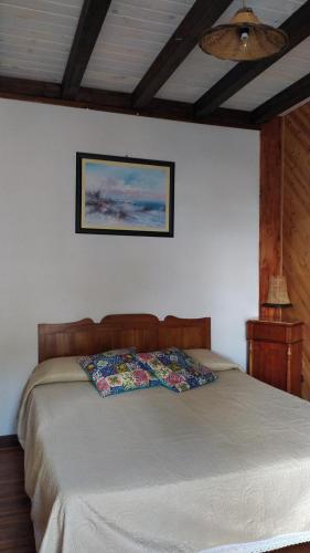 een slaapkamer met een bed en een plafond bij Room in Casa Castiglia a Woodhouse with Beautiful View close Madonie Park in Castelbuono