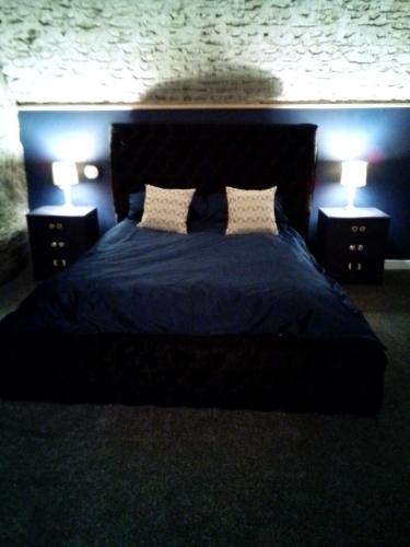 Un pat sau paturi într-o cameră la The Secret Cellar