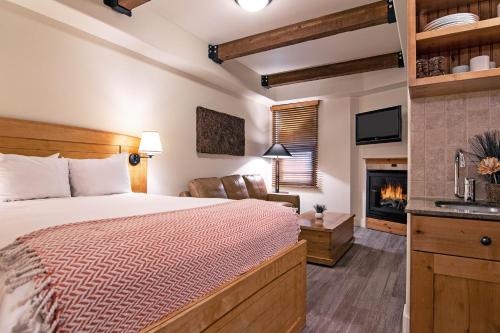 ein Schlafzimmer mit einem Bett und einem Kamin in der Unterkunft Newpark Resort in Park City