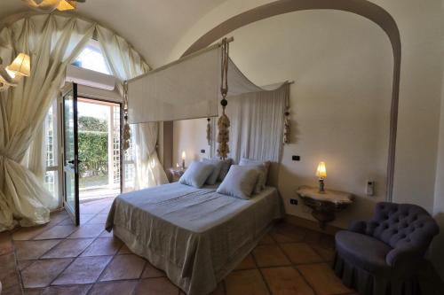 En eller flere senger på et rom på Casa Raiola Ercolano Luxury Rooms & Spa