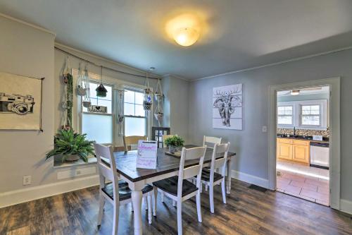 Pet-Friendly Covington Retreat with Fenced Yardにあるキッチンまたは簡易キッチン