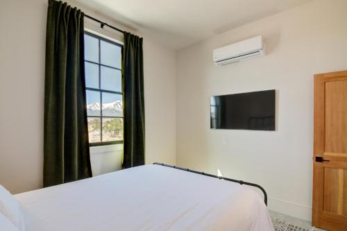 a bedroom with a bed and a window at South Main Residences by Surf Hotel in Buena Vista
