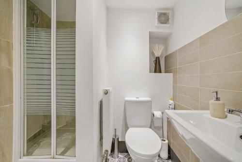 Ένα μπάνιο στο Mulberry House - Detached 6 Bedroom House with Hot Tub & Private Parking