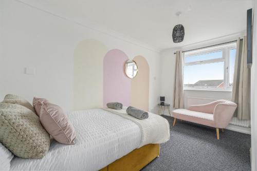 Krevet ili kreveti u jedinici u objektu Mulberry House - Detached 6 Bedroom House with Hot Tub & Private Parking