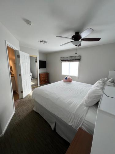 Postel nebo postele na pokoji v ubytování GetAways at Havasu Dunes Resort