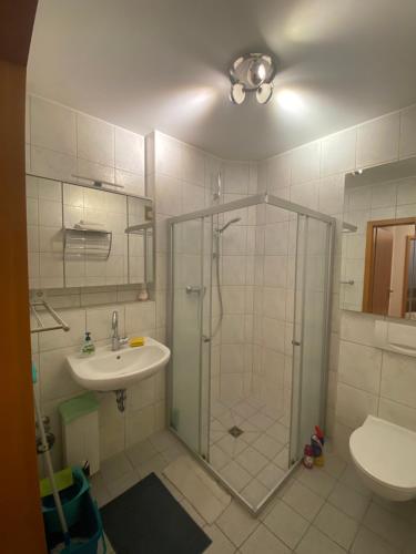 een badkamer met een douche en een wastafel bij Прекрасная квартира со всем необходимым для жизни in Duisburg