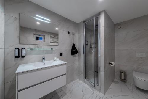 un bagno con doccia, lavandino e WC di De Ware Jacob Boutique Hotel ad Amsterdam