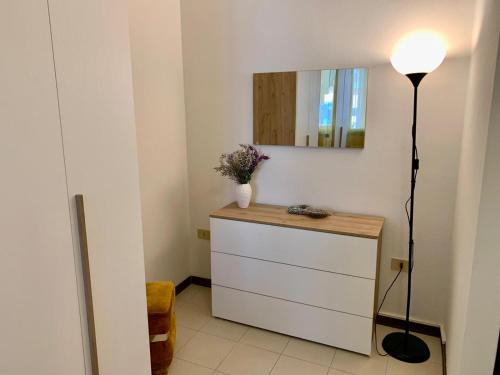 Pokój z komodą z lustrem i lampą w obiekcie Sweet Harmony w Lukce