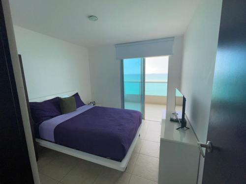 Un pat sau paturi într-o cameră la Departamento al pie del mar con hermosa vista / Torre Oceánica
