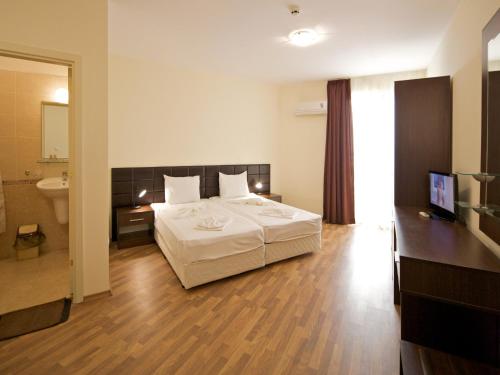 Una cama o camas en una habitación de Hotel Golden Ina - All Inclusive - Beachfront