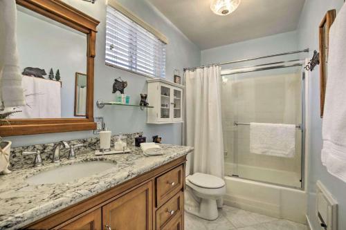 uma casa de banho com um lavatório, um WC e um chuveiro em Kernville - walk to River Kern & Downtown em Kernville