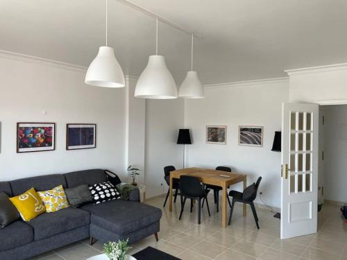 uma sala de estar com um sofá e uma mesa em OmniaX Apartment em Faro