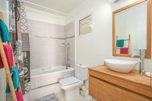 a white bathroom with a sink and a toilet at Le Cottage de la Baie de Tartane à 5min des plages in La Trinité