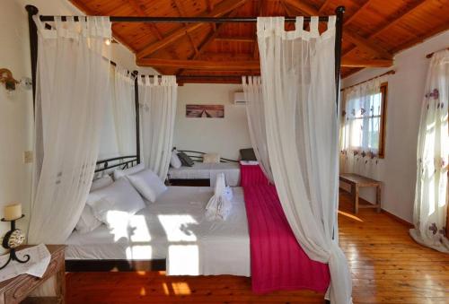 Postel nebo postele na pokoji v ubytování Iordanis house- Traditional House in old Alonnisos