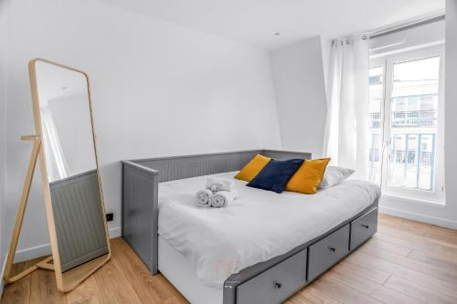 une chambre avec un grand lit avec un miroir dans l'établissement Disneyland-Paris 7 pers, Netflix, Wifi, 2 Parking, à Chessy