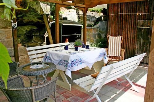 einen Tisch und Stühle auf einer Terrasse mit Kamin in der Unterkunft Chalupa Branžež Komárovský rybník in Branžež