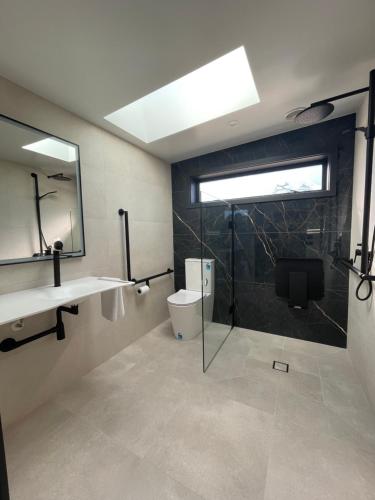 Un baño de Ngā Whare Mānatu