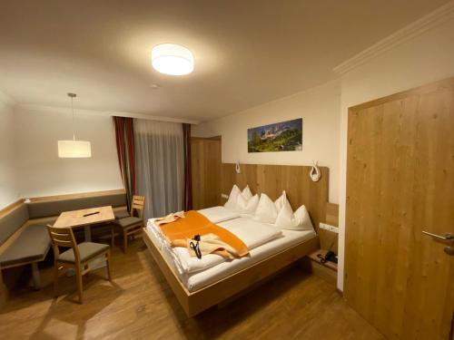 Habitación de hotel con cama y mesa pequeña en Der Brückenhof Ramsau, en Ramsau am Dachstein