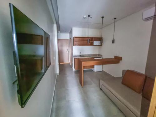 uma cozinha com uma secretária e uma mesa num quarto em SALINAS PREMIUM RESORT em Salinópolis
