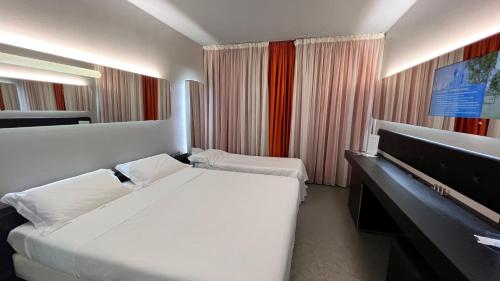 Una cama o camas en una habitación de San Ranieri Hotel