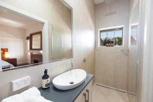 Ein Badezimmer in der Unterkunft The Bank Apartment - Echuca Holiday Homes
