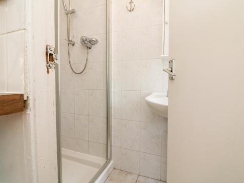 ein Badezimmer mit Dusche und Waschbecken in der Unterkunft Robin Cottage in Ilfracombe