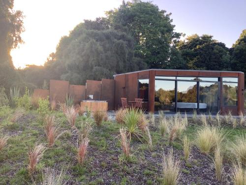 Un jardín fuera de Ngā Whare Mānatu