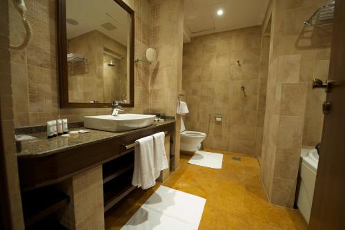 Kylpyhuone majoituspaikassa Al Rawasi Hotel Suites