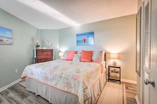 En eller flere senge i et værelse på Oceanfront Oasis with Deck and Resort Beach Access!