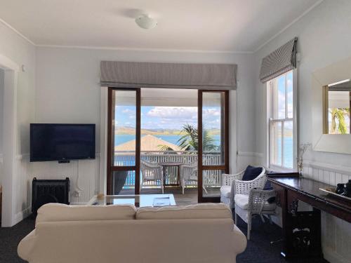 A seating area at Mangonui Waterfront Apartments