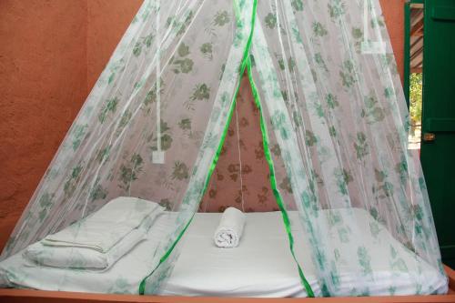 Yala Wild House في يالا: سرير مع مظلة في الغرفة