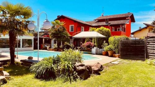 a house with a swimming pool in a yard at B&B Villa Botto in Cossato