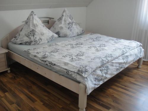 una cama con almohadas en una habitación en Apartment Rose, en Ahausen