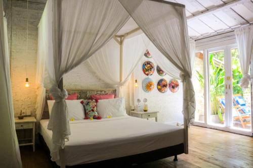 金巴蘭的住宿－Chanteak Bali - Teak House 2，一间卧室配有一张带天蓬的床