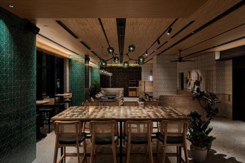 Un restaurante u otro lugar para comer en Nest Hotel Naha Nishi