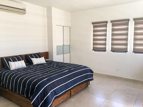 A bed or beds in a room at House In Miramar Seaview And Private Pool templada