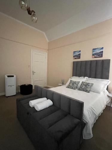 ein Schlafzimmer mit einem großen Bett und einem Sofa in der Unterkunft Haus Panorama-3 bedrooms with great views in Lüderitz