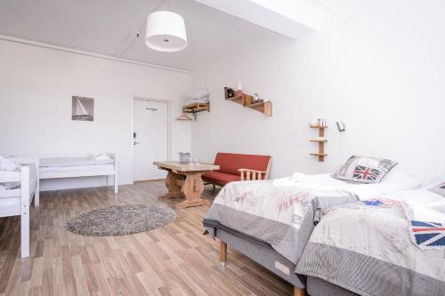 um quarto com uma cama, uma secretária e uma mesa em Grebys Hotell & Restaurang em Grebbestad