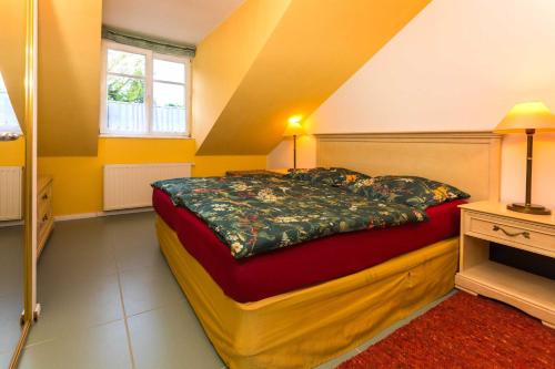 een slaapkamer met een bed in een kamer met gele muren bij Residenz Bellevue Fewo 30 Fewo cc Herrmann in Zinnowitz