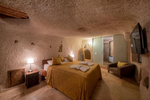 Säng eller sängar i ett rum på Tabal Cave Hotel