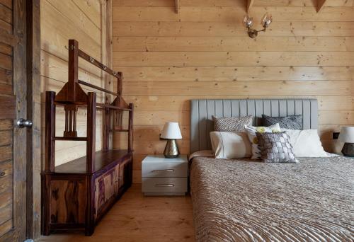 una camera con letto e parete in legno di The Pine Loft a Bangalore