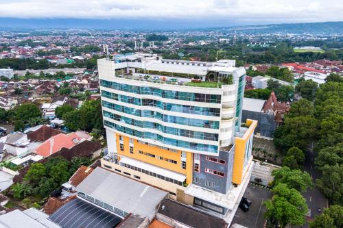 une vue de tête sur un grand bâtiment d'une ville dans l'établissement THE 1O1 Malang OJ, à Malang