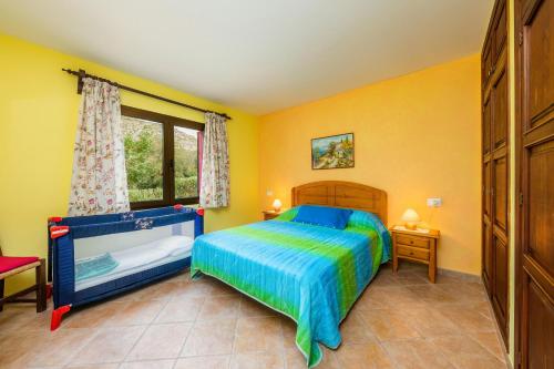 um quarto com uma cama e uma grande janela em Casa Isabel y Mateo em Cala de Sant Vicent