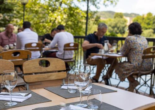 Restoran atau tempat lain untuk makan di Hôtel Restaurant La Chartreuse Logis de France