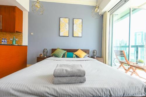 Stylish Studio with a Balcony in 8 Blvd Downtown