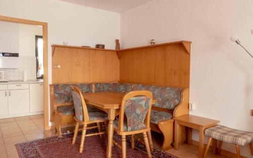 sala de estar con mesa y sofá en Ferienhaus Nr 114, Kategorie Komfort, Feriendorf Hochbergle, Allgäu, en Karlsebene