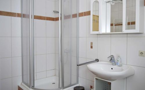 a bathroom with a shower and a sink at Ferienhaus Nr 35, Kategorie Komfort L, behindertenfreundlich, Feriendorf Hochbergle, Allgäu in Bichel