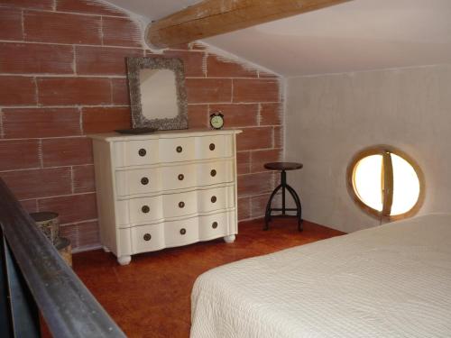 Ένα ή περισσότερα κρεβάτια σε δωμάτιο στο La Fontaine des Noyers