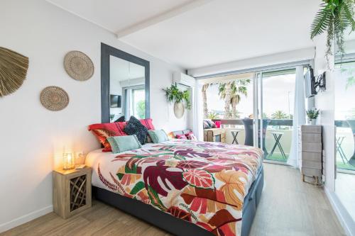 - une chambre avec un lit doté d'un couvre-lit coloré dans l'établissement Sweet dream Port nature, au Cap d'Agde